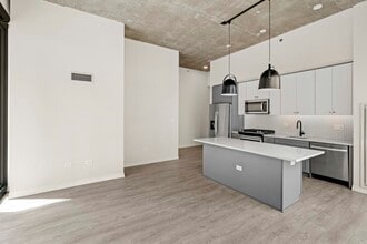 129 W Huron St in Chicago, IL - Building Photo - Building Photo