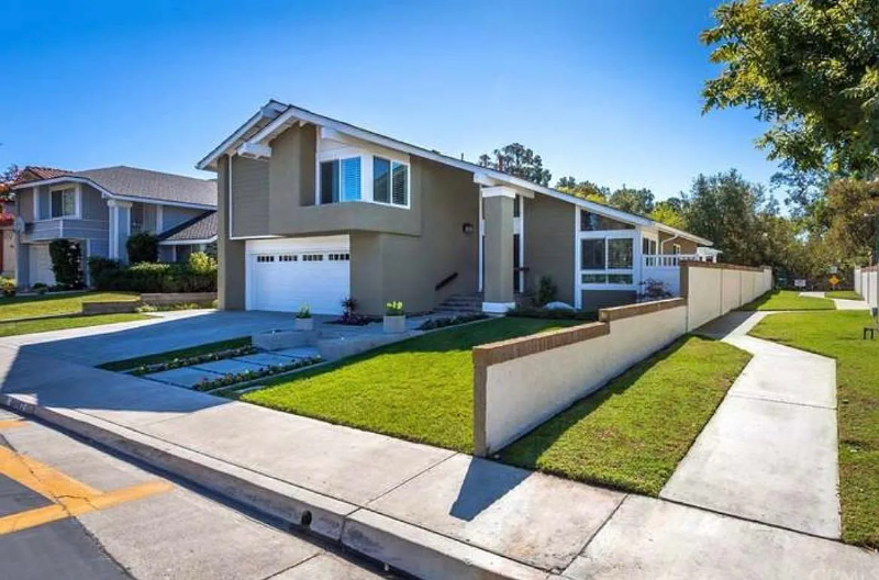 25162 Vista Serrano in Lake Forest, CA - Building Photo