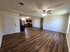 2402 14th Ave N in Texas City, TX - Building Photo - Building Photo