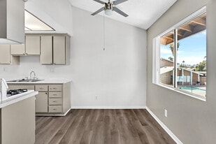 Green Tree Park Apt in Hemet, CA - Building Photo