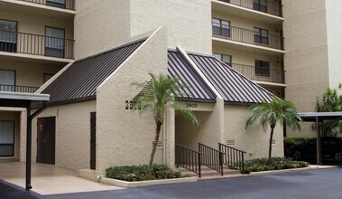 2900 Cove Cay Dr in Clearwater, FL - Building Photo - Building Photo