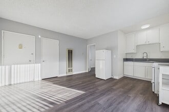 Cedar Court Apartments in Bellflower, CA - Building Photo - Building Photo