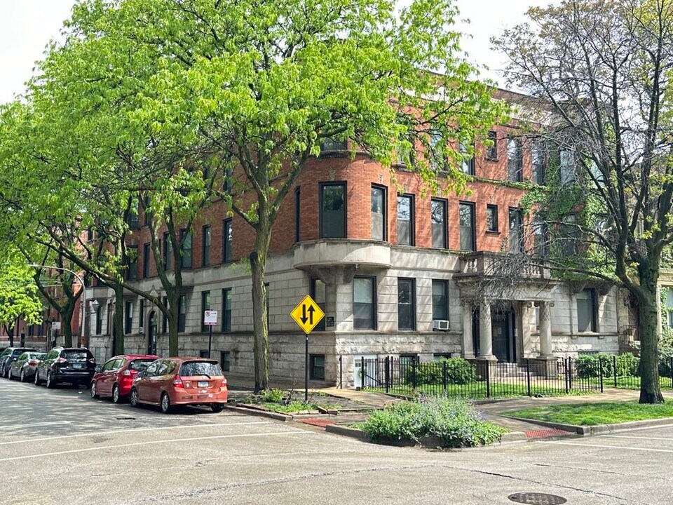 856 W George St in Chicago, IL - Building Photo