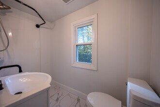 215 Crystal Lake Rd in Middletown, CT - Building Photo - Building Photo
