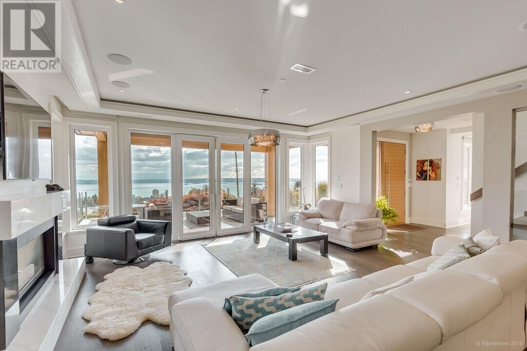2165 Palmerston Ave in West Vancouver, BC - Building Photo
