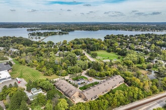 River Park Apartments in Oconomowoc, WI - Foto de edificio - Building Photo