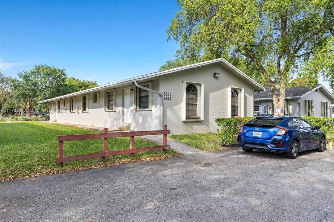 5645 Taft St in Hollywood, FL - Building Photo