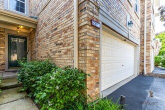 1238 S Christine Ct in Vernon Hills, IL - Building Photo - Building Photo