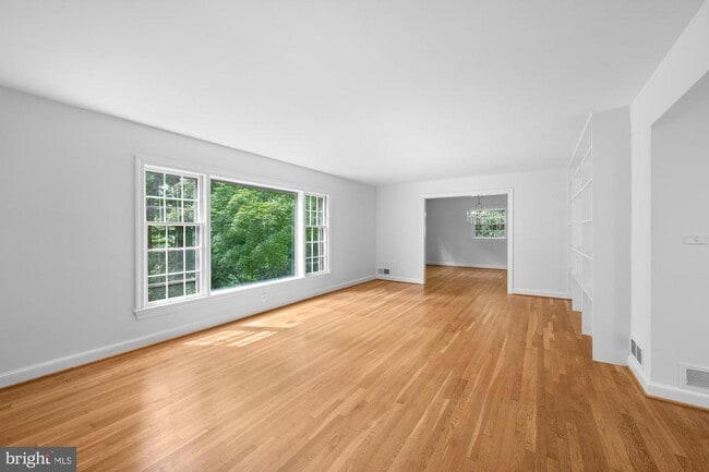 property at 2816 Ellicott St NW