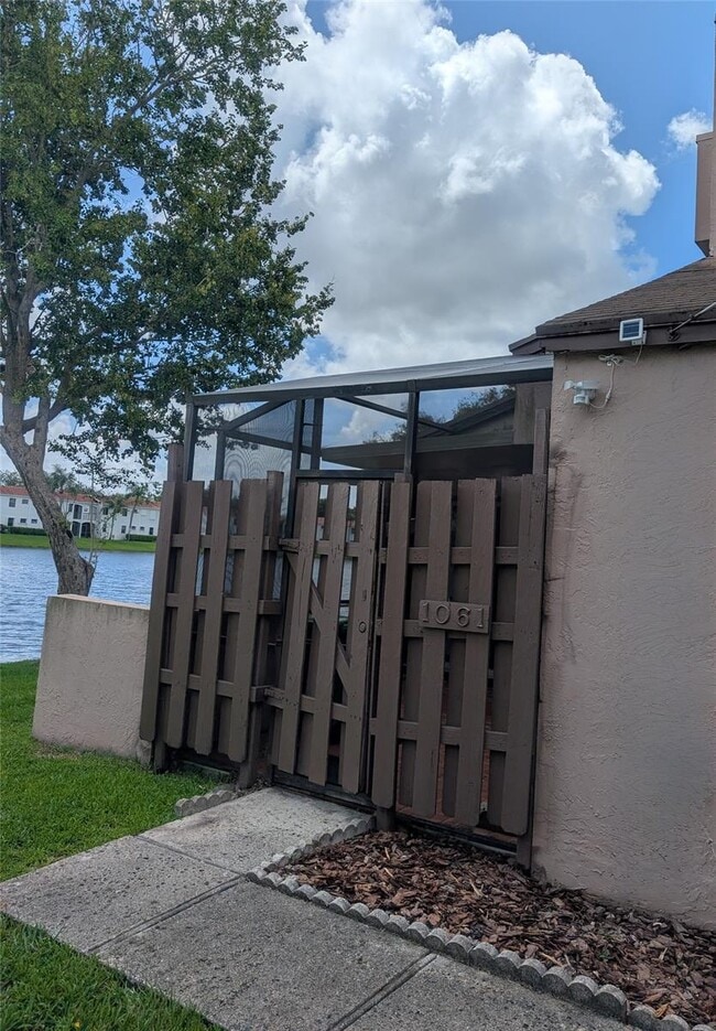 1061 NW 122nd Ter in Pembroke Pines, FL - Foto de edificio - Building Photo