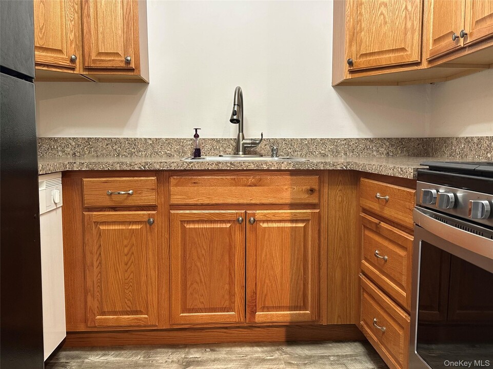 88 Bailey Ct in Middle Island, NY - Building Photo