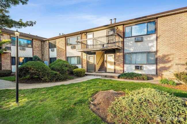 128 Cricket Ln in Woodbridge Township, NJ - Building Photo - Building Photo