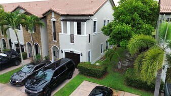 3066 NW 103rd Path in Doral, FL - Building Photo