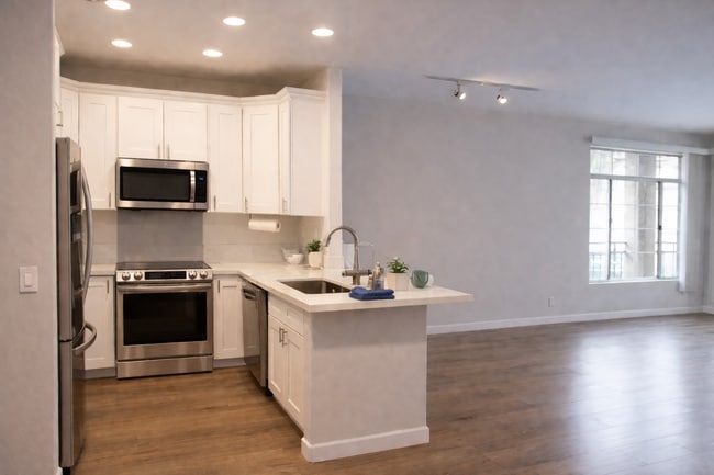 550 Camino de la Reina, Unit 550 in San Diego, CA - Building Photo - Building Photo