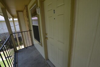 2150 N Sherwood Forest Dr-Unit -27D in Baton Rouge, LA - Building Photo - Building Photo