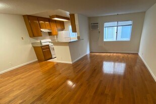 11825 Courtleigh Dr in Los Angeles, CA - Building Photo