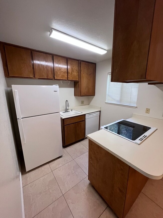 9127 Newhall Dr in Sacramento, CA - Building Photo - Building Photo