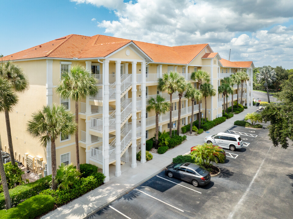 Coral Falls in Naples, FL - Foto de edificio