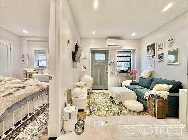 Brand New Gorgeous 1.5 bedroom with Centra