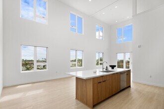 Paxton in Huntington Beach, CA - Foto de edificio - Building Photo