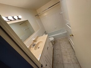 Lakeview Apartments in Farmington, CT - Building Photo - Building Photo