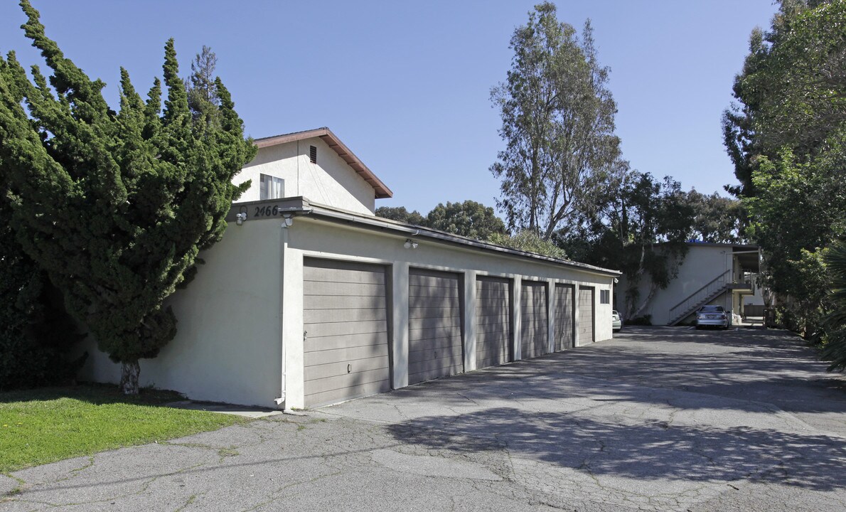 2466 Santa Ana Ave in Costa Mesa, CA - Foto de edificio