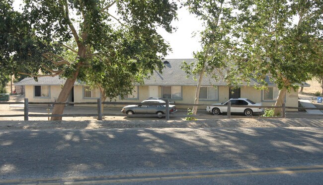 11868 1st Ave in Hesperia, CA - Foto de edificio - Building Photo