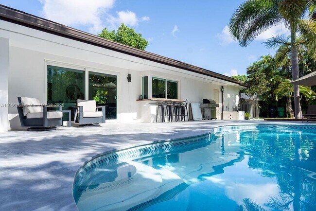 14941 SW 87th Ave in Palmetto Bay, FL - Building Photo - Building Photo
