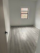 31-69 30th St in Queens, NY - Foto de edificio - Building Photo