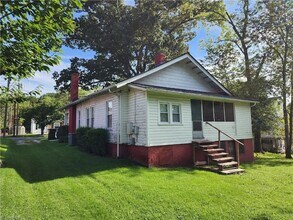 221 W Oakdale St in Mount Airy, NC - Building Photo - Building Photo