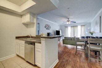4515 Briar Hollow Pl, Unit 215 in Houston, TX - Foto de edificio - Building Photo