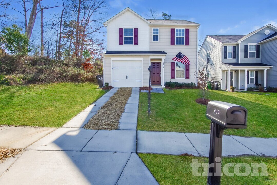 5819 Natick Dr in Charlotte, NC - Foto de edificio