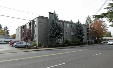 Upper Division Apartments in Portland, OR - Building Photo - Building Photo