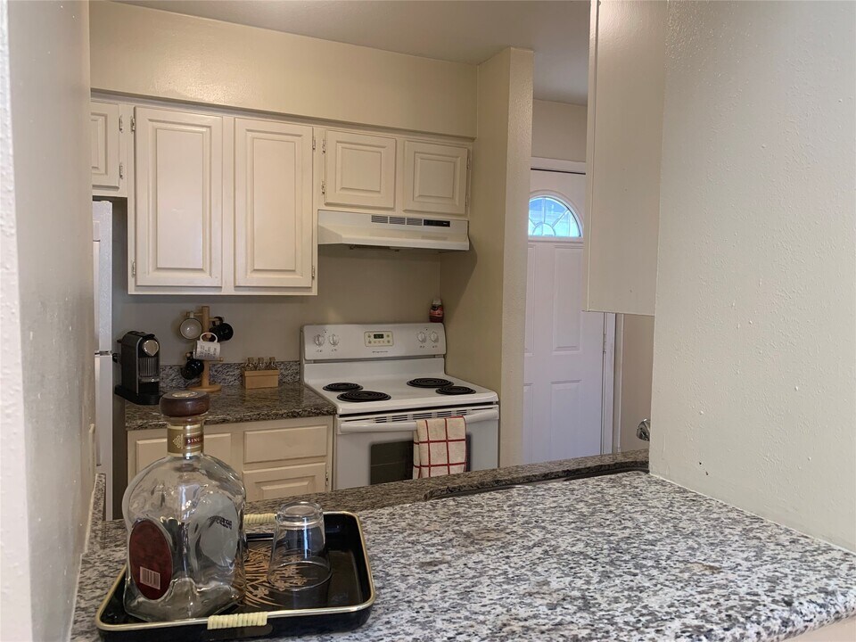 10075 Westpark Dr in Houston, TX - Building Photo