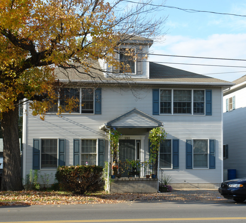 593 W Main St in Bloomsburg, PA - Building Photo