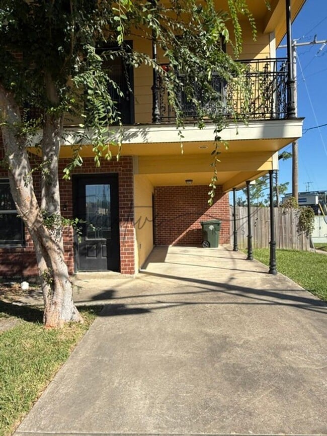 369 E Sale Rd in Lake Charles, LA - Foto de edificio - Building Photo