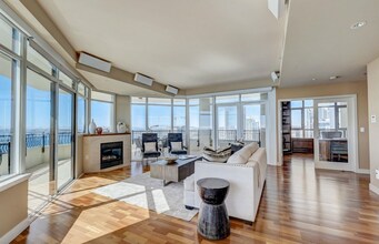 700 W Harbor Dr in San Diego, CA - Foto de edificio - Building Photo