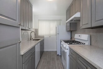 7555 Herschel Ave in San Diego, CA - Building Photo - Building Photo