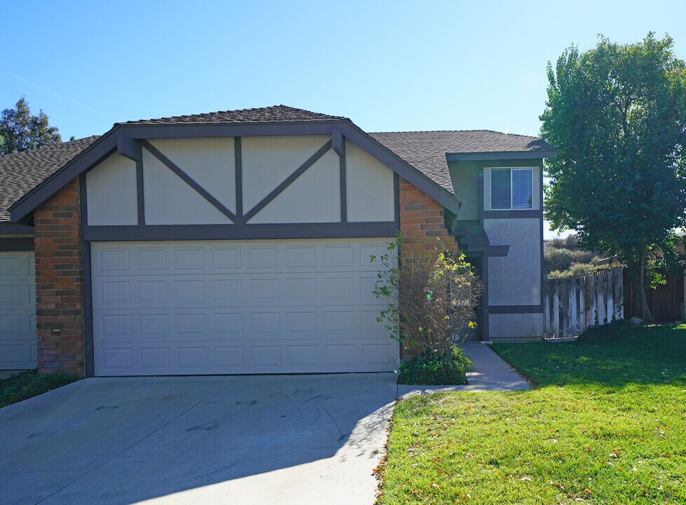 16916 Shinedale Dr in Santa Clarita, CA - Building Photo