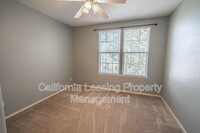 24124 Victoria Ln in Santa Clarita, CA - Foto de edificio - Building Photo