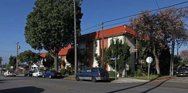 5837 Pickering Ave in Whittier, CA - Foto de edificio - Building Photo