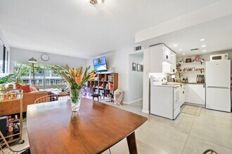 3304 Virginia St, Unit 2B in Miami, FL - Foto de edificio - Building Photo