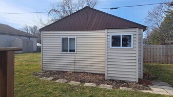 2315 Martins Point Rd, Unit Martin's Point Cottage in Sandusky, OH - Building Photo