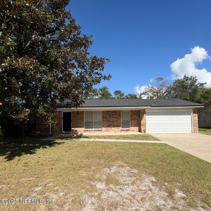 3671 Red Oak Cir W in Orange Park, FL - Building Photo