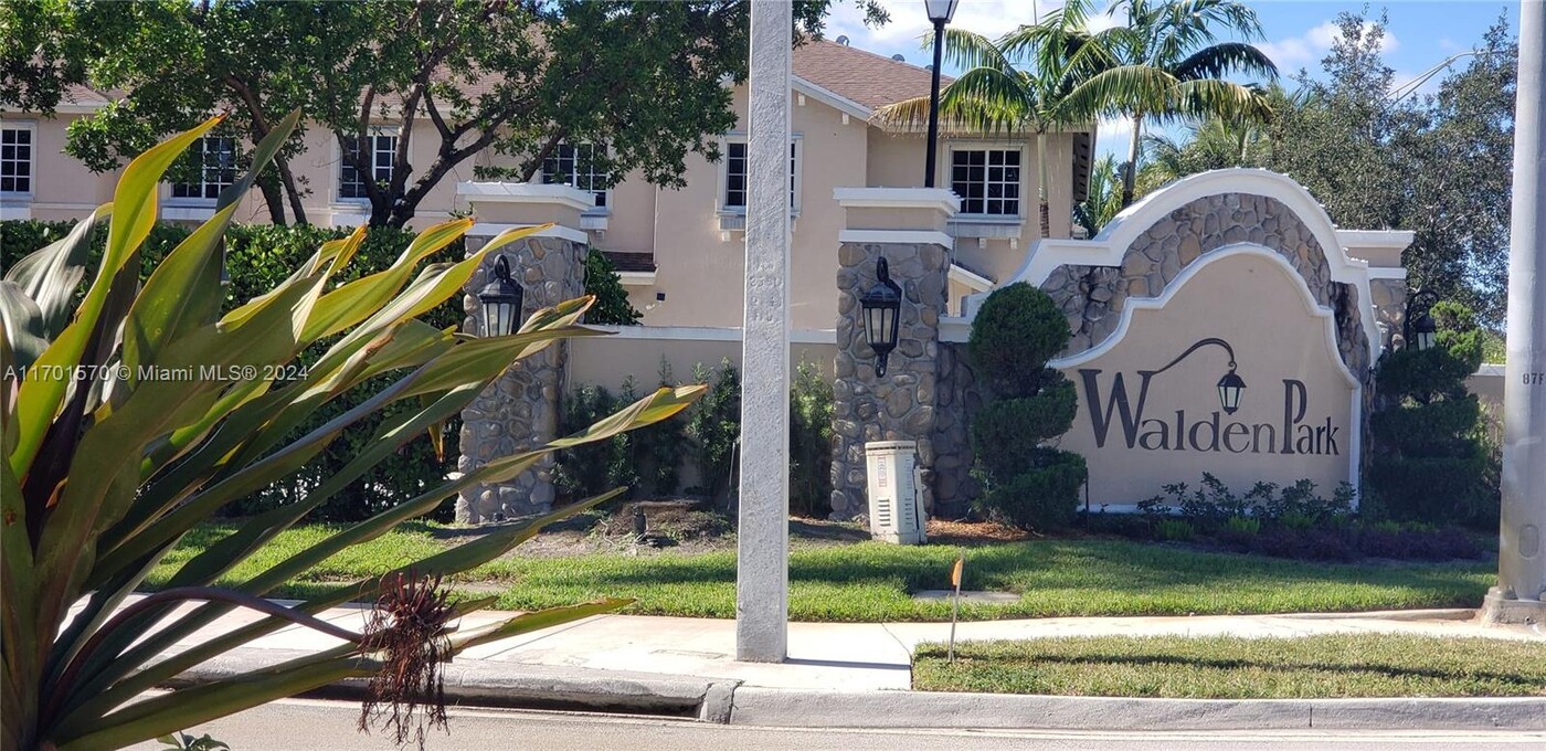 1358 NW 214 Terrace in Miami Gardens, FL - Foto de edificio