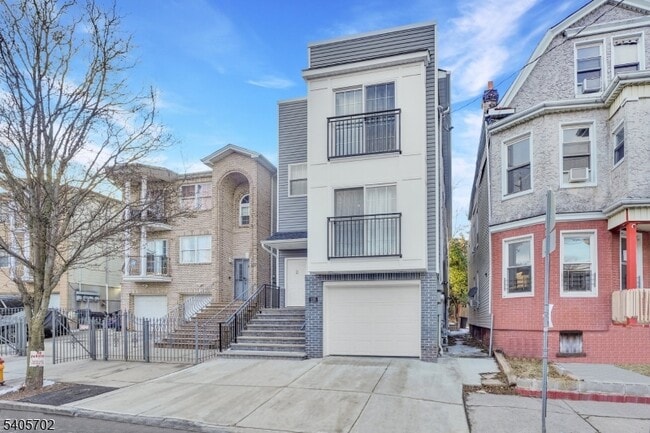 225 S 9th St in Newark, NJ - Foto de edificio - Building Photo