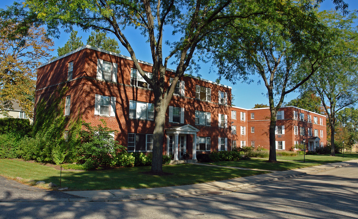 Georgian Court Apartments in Barrington, IL - Building Photo