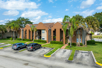 Fairway Greens in Pembroke Pines, FL - Building Photo - Building Photo