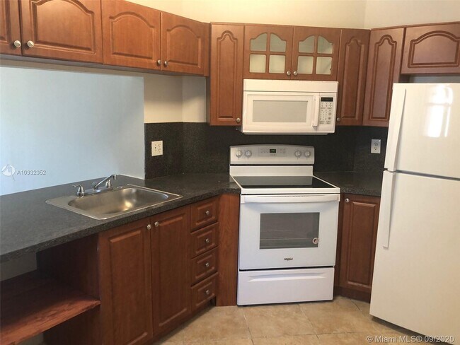 855 NE 209th St-Unit -104-34 in North Miami Beach, FL - Building Photo - Building Photo