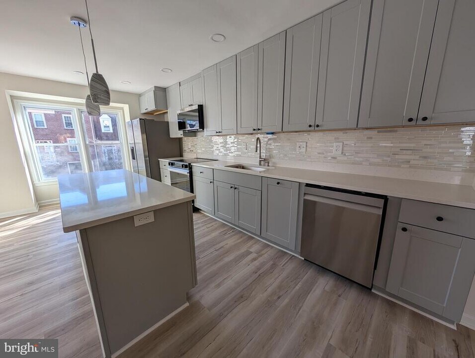 8108 Squirrel Run Rd in West Springfield, VA - Building Photo